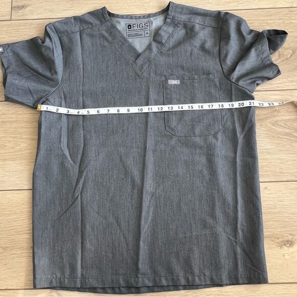 Figs Men’s Leon Three-Pocket Scrub Top Charcoal Heather Gray V-Neck Scrub Shirt - Picture 10 of 13